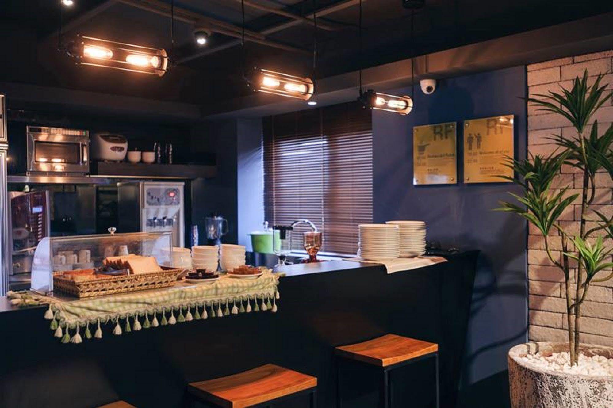 Kiwi Express Hotel-Taichung Station II Buitenkant foto