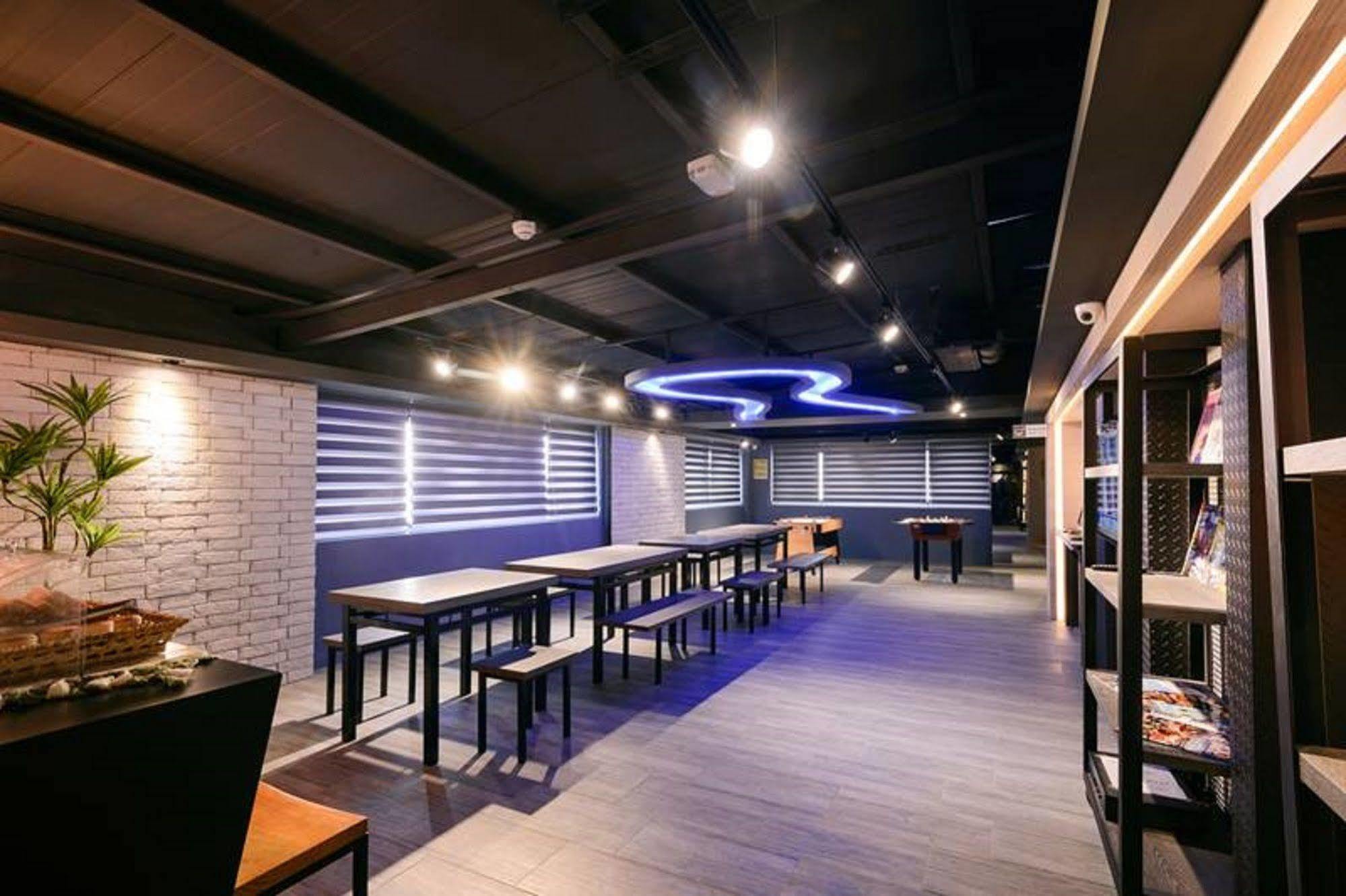 Kiwi Express Hotel-Taichung Station II Buitenkant foto