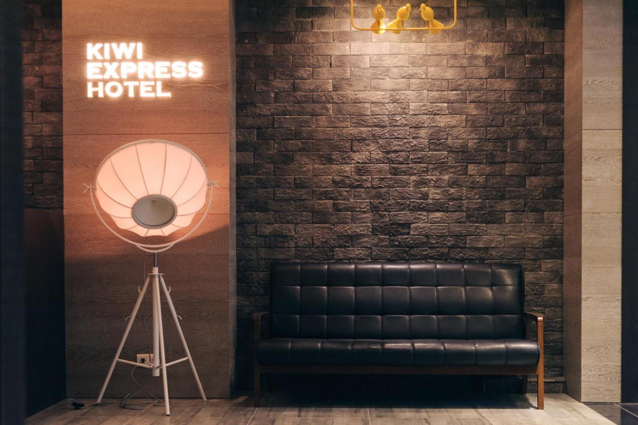 Kiwi Express Hotel-Taichung Station II Buitenkant foto